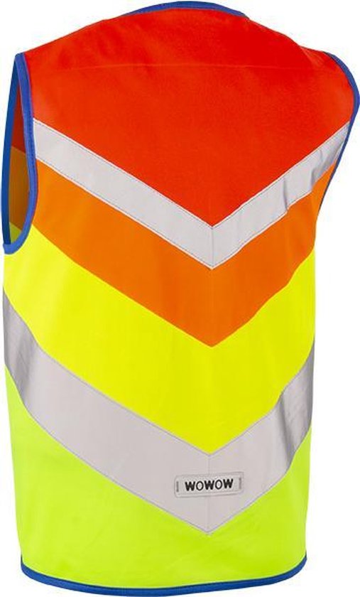 Achterkant van een WOWOW veiligheidshesje: chevron-patroon in oranje, geel, groen met reflecterende banen. WOWOW-logo op de rug.