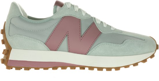 Zijaanzicht van lichtgroene New Balance 327 sneaker met roze 'N' logo en bruine zool.