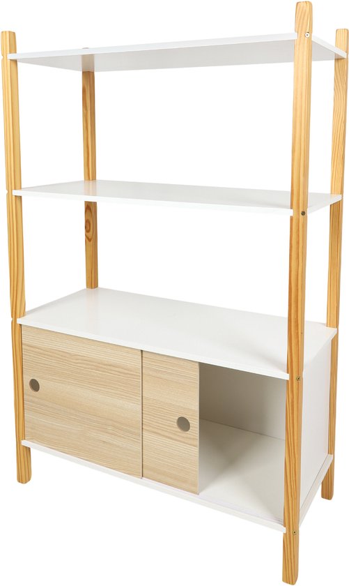 Boekenkast met houten frame, witte planken en lichte houten kast met twee schuifdeuren.