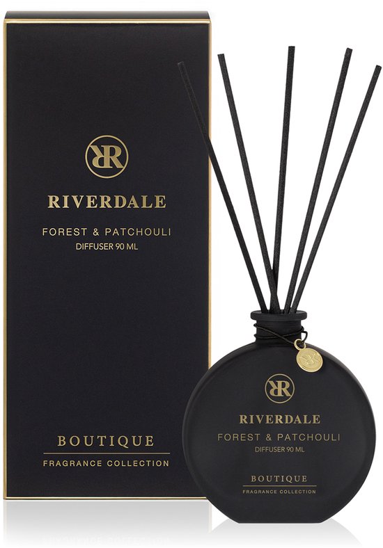 Zwarte Riverdale diffuser met gouden opdruk en zes stokjes, naast een hoge zwarte verpakking met gouden details. Tekst: RIVERDALE FOREST & PATCHOULI DIFFUSER 90 ML BOUTIQUE FRAGRANCE COLLECTION.
