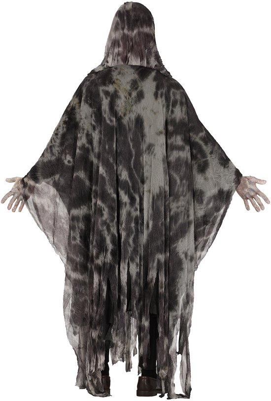 Achteraanzicht van model in grijze spookponcho met capuchon en gerafelde zomen.