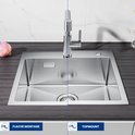 Évier en inox avec robinetterie, avec indications 'Flache Montage' et 'Topmount'.