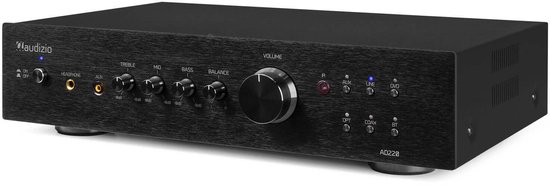 Zwarte hifi-versterker met aan de voorkant draaiknoppen voor Treble, Mid, Bass, Balance en Volume. Ook knoppen voor IR, AUX, LINE en DVD.