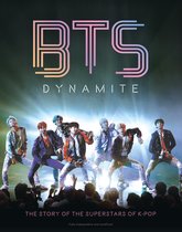 BTS Dynamite: Het verhaal van de K-Pop supersterren. Zeven mannen in kleurrijke outfits dansen op een podium voor publiek.