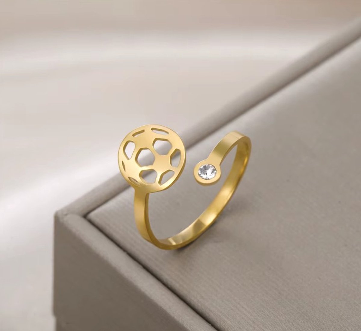 SportPresent® - Ring - Zirkonia - Voetbal - Handbal - Bal - Goud kleur - Verstelbaar - Sport - Sportsieraad - SportPresent - Sportsieraden