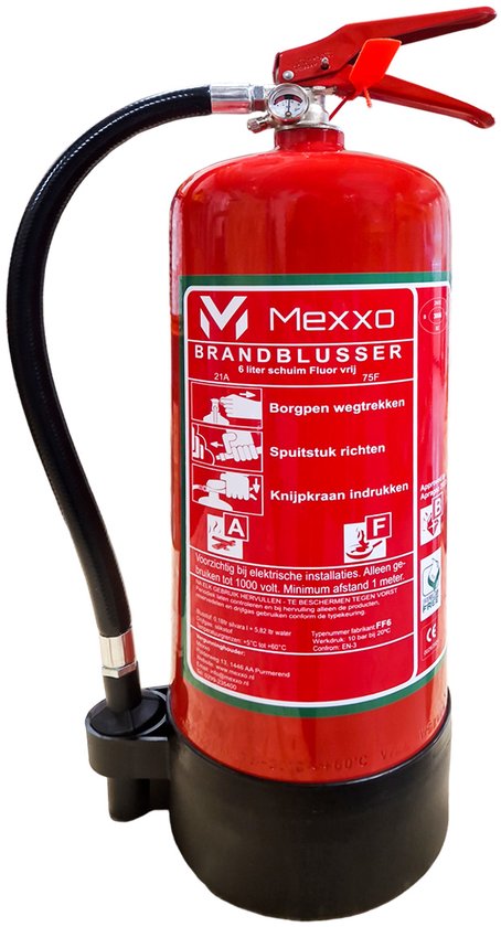 Mexxo 6 liter schuim brandblusser, rood met zwarte slang en onderstel. Met aanwijzingen voor gebruik.