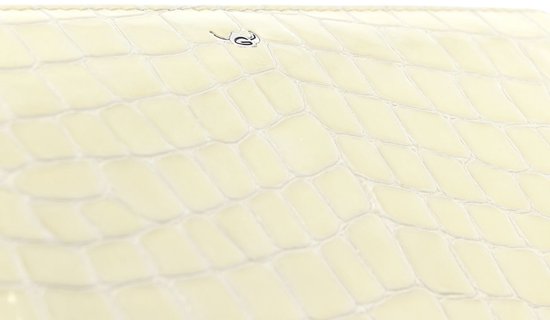 Close-up van het crème lederen materiaal met krokodillenprint en het Golden Head logo.