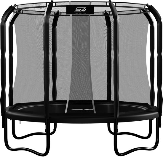 Zwarte ronde trampoline met veiligheidsnet en stalen frame, gefotografeerd op een witte achtergrond.