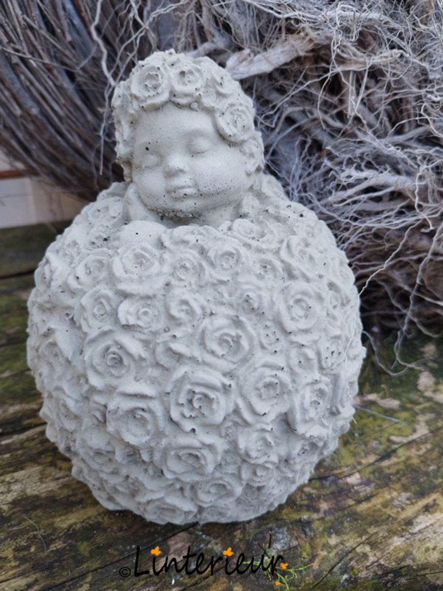 Steenfiguur baby in bloemen