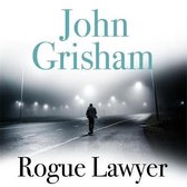 Boekcover: John Grisham, Rogue Lawyer. Een man loopt op een mistige weg bij nacht.