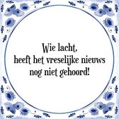 Tegeltje met Spreuk (Tegeltjeswijsheid): Wie lacht, heeft het vreselijke nieuws nog niet gehoord! + Kado verpakking & Plakhanger