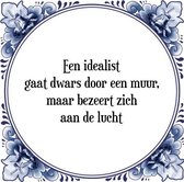 Tegeltje met Spreuk (Tegeltjeswijsheid): Een idealist gaat dwars door een muur, maar bezeert zich aan de lucht + Kado verpakking & Plakhanger