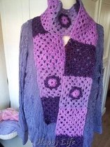Handgemaakte sjaal in paars/lila/roze met glinsterdraad en bloemen gehaakte luchtige sjaal