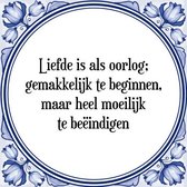 Tegeltje met Spreuk (Tegeltjeswijsheid): Liefde is als oorlog; gemakkelijk te beginnen, maar heel moeilijk te be�indigen + Kado verpakking & Plakhanger