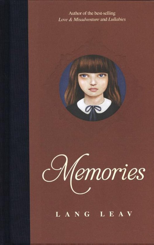 Livre avec sur la couverture une illustration d'une fille aux cheveux brun foncé, un col blanc et un nœud bleu. Titre : Memories par Lang Leav.