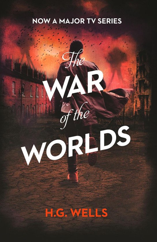Boekomslag van 'The War of the Worlds' van H.G. Wells. Een man rent weg van een stad met rook en vogels in de lucht. Nu een grote tv-serie.