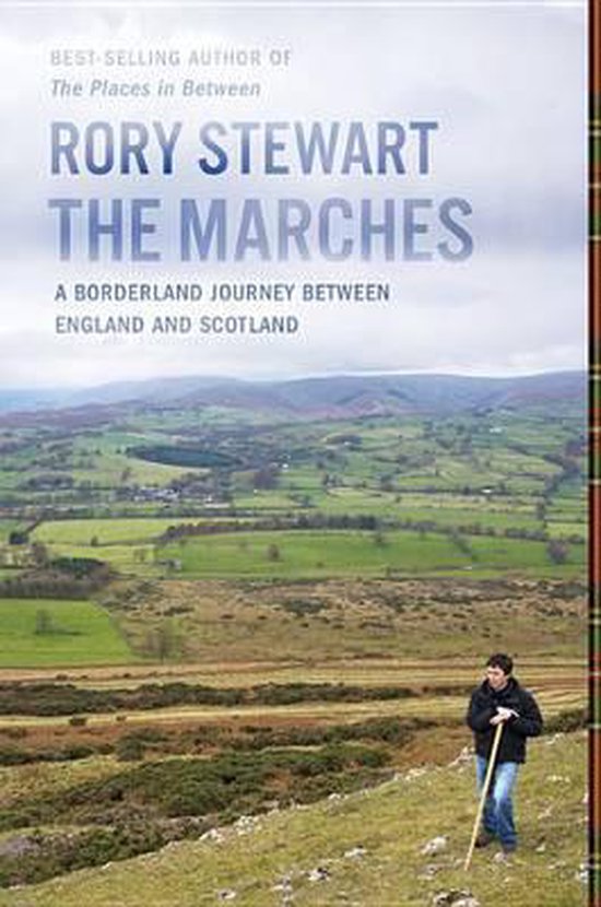 Boekomslag met Rory Stewart, wandelend in glooiend groen landschap, met de titel "The Marches: A Borderland Journey Between England and Scotland".