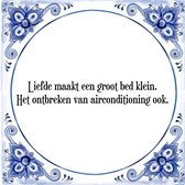 Tegeltje met Spreuk (Tegeltjeswijsheid): Liefde maakt een groot bed klein. Het ontbreken van airconditioning ook. + Kado verpakking & Plakhanger