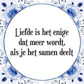 Tegeltje met Spreuk (Tegeltjeswijsheid): Liefde is het enige dat meer wordt, als je het samen deelt + Kado verpakking & Plakhanger