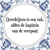 Tegeltje met Spreuk (Tegeltjeswijsheid): Overdrijven is een vak, aldus de kapitein van de veerpont + Kado verpakking & Plakhanger