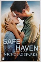 Een stel omhelst elkaar op een strand. De tekst "SAFE HAVEN VEILIGE HAVEN NICHOLAS SPARKS" staat erop.