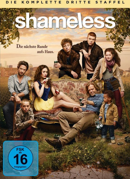 De cast van Shameless seizoen 3 zit op een bank, met in het midden een man met blond haar en een vrouw met een witte jurk en gele cape.
