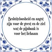 Tegeltje met Spreuk (Tegeltjeswijsheid): Besluiteloosheid en angst zijn voor de geest en de ziel wat de pijnbank is voor het lichaam + Kado verpakking & Plakhanger