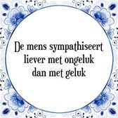 Tegeltje met Spreuk (Tegeltjeswijsheid): De mens sympathiseert liever met ongeluk dan met geluk + Kado verpakking & Plakhanger