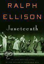 Boekomslag 'Juneteenth' van Ralph Ellison met een groen getinte historische foto van een jazzband en dansende mensen.