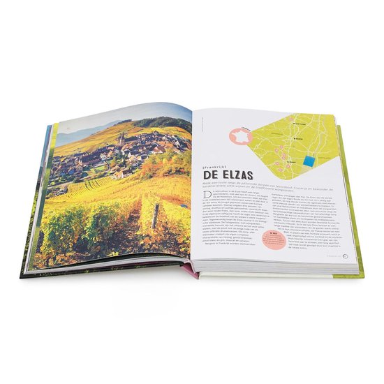 Pagina uit een boek met een foto van wijngaarden in de Elzas, Frankrijk, tekst en een kaart.