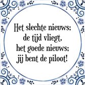 Tegeltje met Spreuk (Tegeltjeswijsheid): Het slechte nieuws; de tijd vliegt, het goede nieuws; jij bent de piloot! + Kado verpakking & Plakhanger