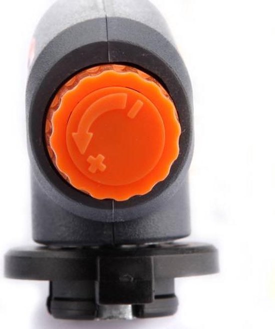 Oranje, geribbelde draaiknop met pijl en plus/min tekens op een grijze gasbrander.