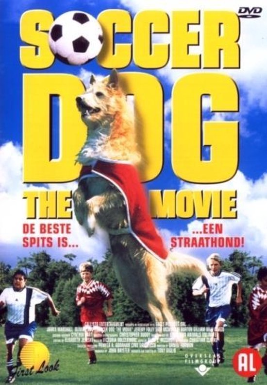 DVD-hoes van Soccer Dog: The Movie met een hond in sportkleding die springt, met voetbalveld en tekst "DE BESTE SPITS IS... EEN STRAATHOND!"