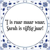 Tegeltje met Spreuk (Tegeltjeswijsheid): 'T is raar maar waar, Sarah is vijftig jaar! + Kado verpakking & Plakhanger