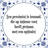 Tegeltje met Spreuk (Tegeltjeswijsheid): Een pessimist is iemand, die op intieme voet heeft gestaan met een optimist + Kado verpakking & Plakhanger
