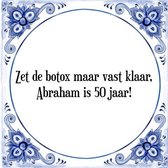 Tegeltje met Spreuk (Abraham): Zet de botox maar vast klaar, Abraham is 50 jaar! + Cadeau verpakking & Plakhanger