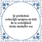 Tegeltje met Spreuk (Tegeltjeswijsheid): De geschiedenis verheerlijkt menigeen als held, die in werkelijkheid slechts slachtoffer was + Kado verpakking & Plakhanger