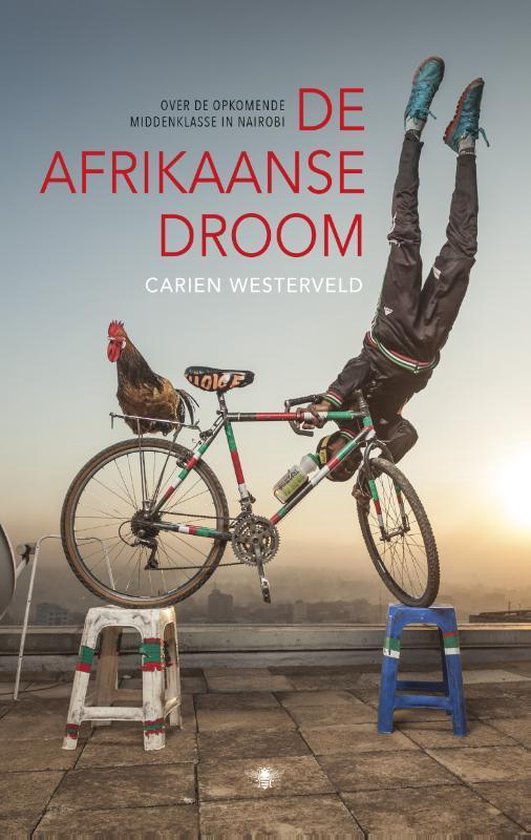 Een man in een circustent, met een fiets en een haan. 'De Afrikaanse Droom' geschreven in rode letters.