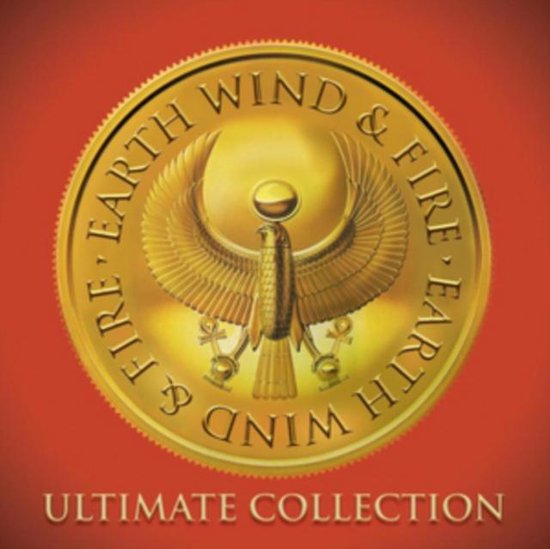 Gouden munt met opdruk 'EARTH WIND & FIRE ULTIMATE COLLECTION' en een Egyptische valk met uitgespreide vleugels.