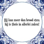 Tegeltje met Spreuk (Tegeltjeswijsheid): Hij kan meer dan brood eten; hij is thuis in allerlei zaken! + Kado verpakking & Plakhanger