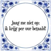 Tegeltje met Spreuk (Tegeltjeswijsheid): Jaag me niet op; ik krijg per uur betaald! + Kado verpakking & Plakhanger