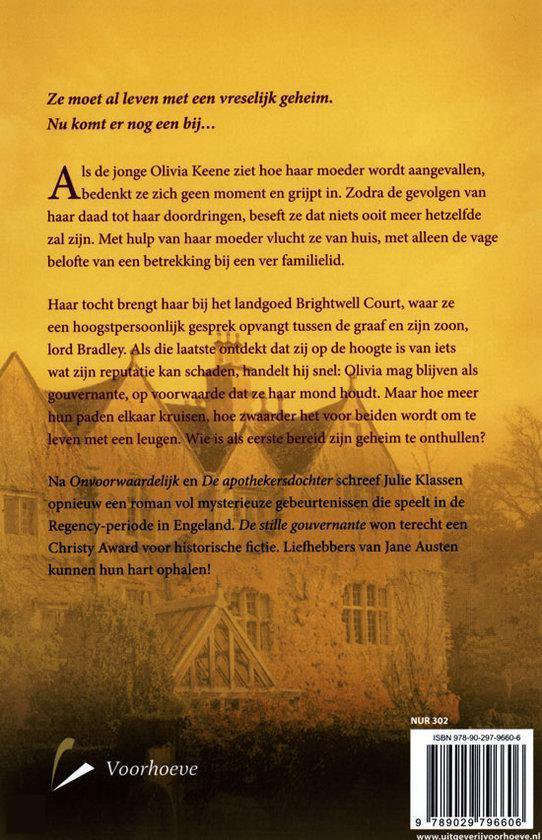 Achterkaft van 'De stille gouvernante' met een gebouw en samenvatting.