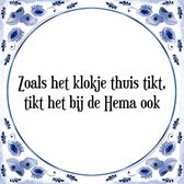 Tegeltje met Spreuk (Tegeltjeswijsheid): Zoals het klokje thuis tikt, tikt het bij de Hema ook + Kado verpakking & Plakhanger