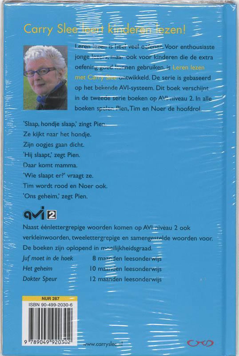 Achterkant van het boek 'Leren Lezen met Carry Slee - Het Geheim'. Een foto toont Carry Slee, een vrouw met grijs haar en bril. De tekst beschrijft het boek.