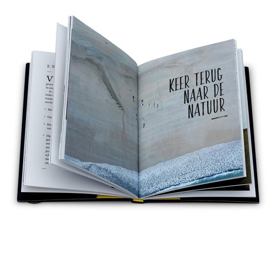 Open boek met een foto van een strand en de tekst 'KEER TERUG NAAR DE NATUUR'.