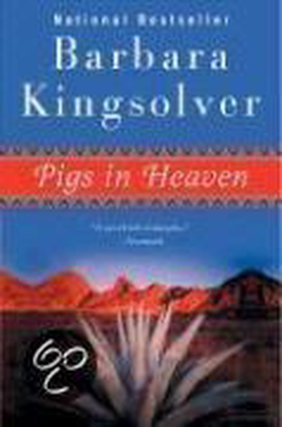 Boek "Pigs in Heaven" van Barbara Kingsolver. Blauwe lucht, roodbruine bergen, groene agaves. Met een zilveren logo linksonder.