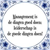 Tegeltje met Spreuk (Tegeltjeswijsheid): Management is de dingen goed doen; leiderschap is de goede dingen doen! + Kado verpakking & Plakhanger