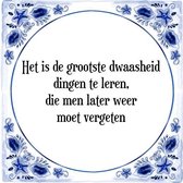 Tegeltje met Spreuk (Tegeltjeswijsheid): Het is de grootste dwaasheid dingen te leren, die men later weer moet vergeten + Kado verpakking & Plakhanger