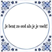 Tegeltje met Spreuk (Tegeltjeswijsheid): Je bent zo oud als je je voelt! + Kado verpakking & Plakhanger