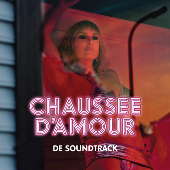 Vrouw in glitterende outfit met 'CHAUSSEE D'AMOUR' en 'DE SOUNDTRACK' in neonletters.